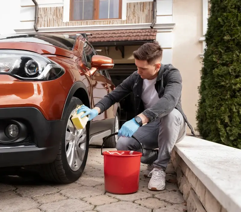 Lavage auto à domicile Vatteville-la-Rue : professionnel intervenant sur un véhicule